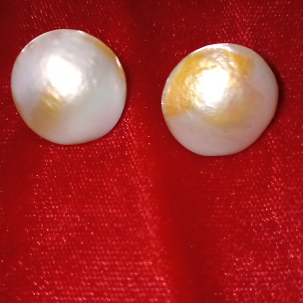 A VINTAGE 14K YELLOW GOLD MOTHER OF PEARL BUTTON EARRINGS. SB.47